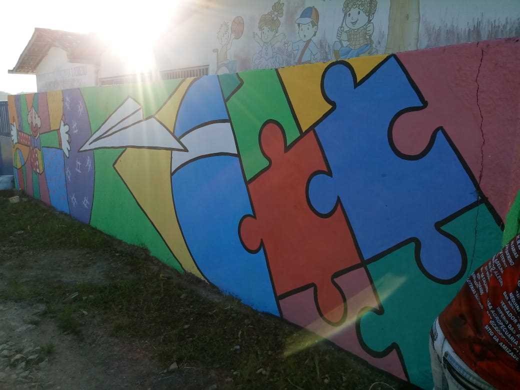 A Secretaria de Educação iniciou a construção do muro do terreno lateral na Creche Gracinha Loureiro